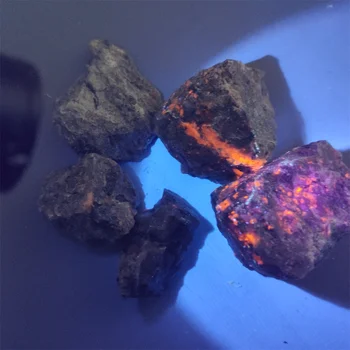 Doğal Yooperlitler Alev Taş Siyenit içeren Floresan Sodalit Mineral Kaba Kristal Uzun dalga UV Koleksiyonu Örnekleri