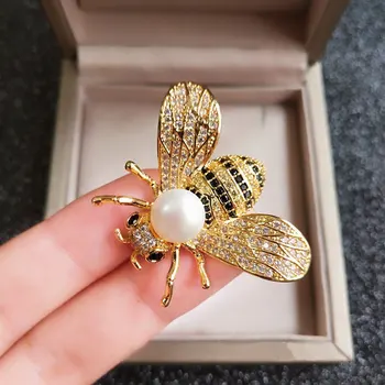 Komik küçük arı Broş kadın inci Taklidi hırka takım elbise Broş Pin neckpin aksesuarları hediye